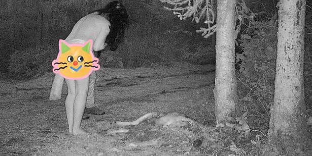 惊悚！两女子赤身裸体在夜间“啃食”野鹿，网友：可能是女巫（组图） - 2