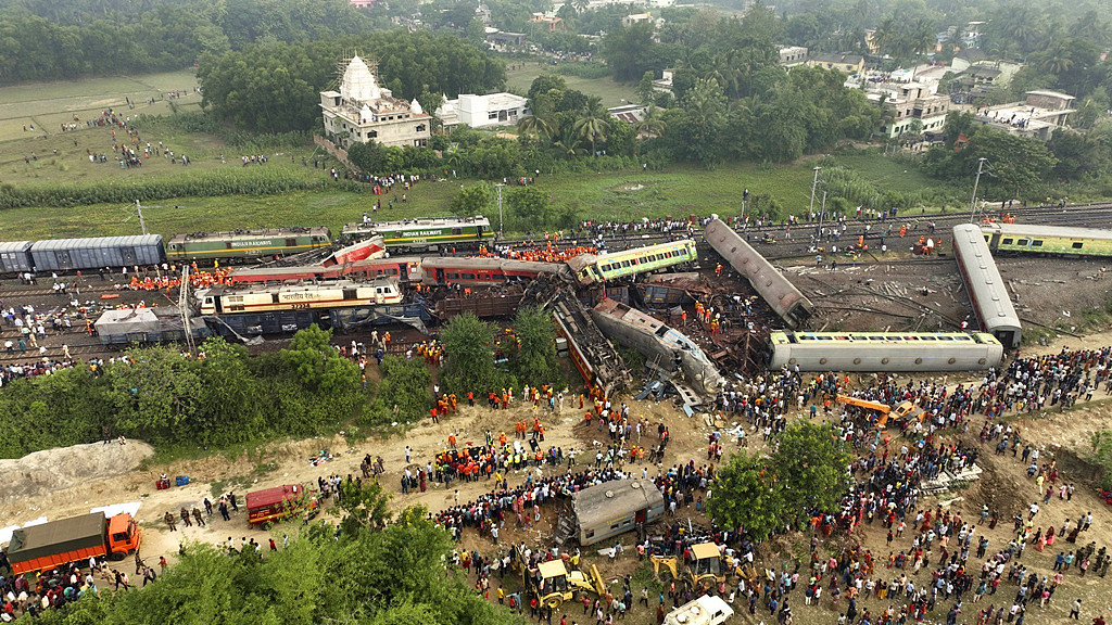 “被15人压身下”满地断肢！幸存者曝印度火车冲向空中“濒死”瞬间（视频/组图） - 5