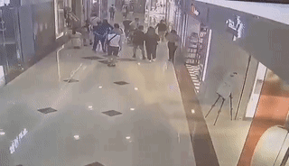 恐怖现场！ 香港女孩逛商场被狂捅34刀致死！ 闺蜜3次救人，遭割喉身亡，凶嫌诡异冷笑（视频/组图） - 4