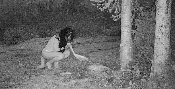 惊悚！两女子赤身裸体在夜间“啃食”野鹿，网友：可能是女巫（组图） - 3
