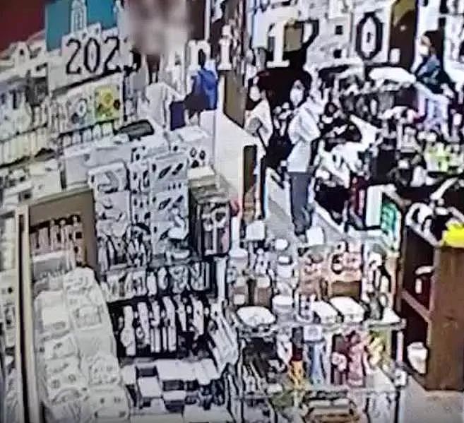 恐怖现场！ 香港女孩逛商场被狂捅34刀致死！ 闺蜜3次救人，遭割喉身亡，凶嫌诡异冷笑（视频/组图） - 15