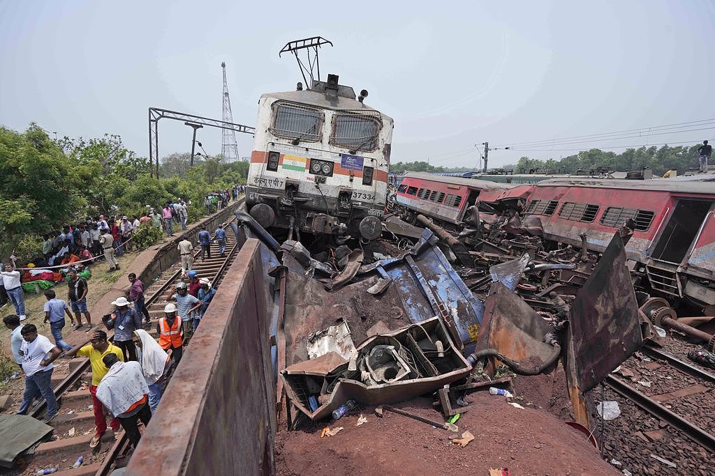 还原现场！印度本世纪最惨火车事故，祸起“走错轨道”（组图） - 2