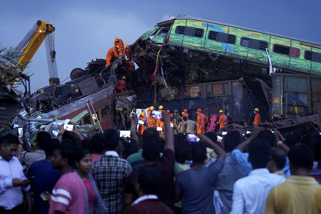 “被15人压身下”满地断肢！幸存者曝印度火车冲向空中“濒死”瞬间（视频/组图） - 4