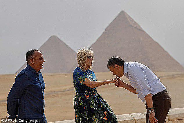 80岁拜登隔空为爱妻庆生！第一夫人飞去埃及旅游，金字塔前被吻手（组图） - 5