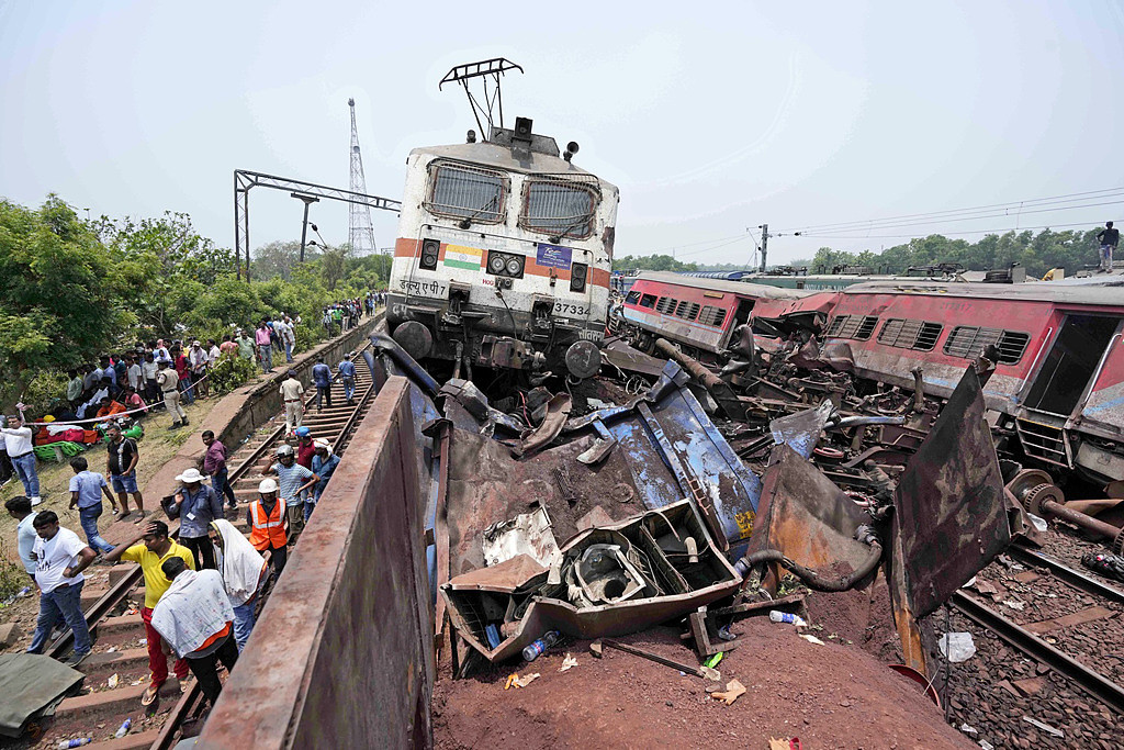 “被15人压身下”满地断肢！幸存者曝印度火车冲向空中“濒死”瞬间（视频/组图） - 2
