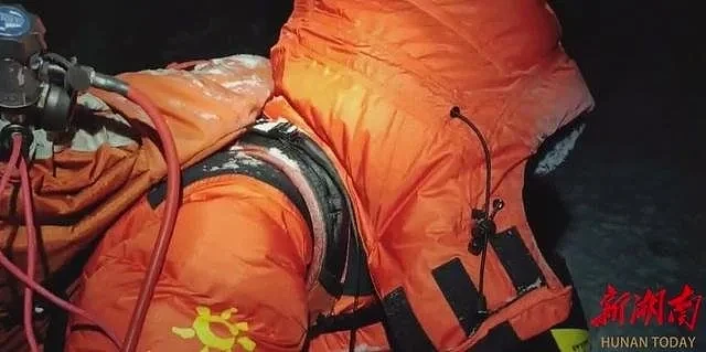 珠峰攀登者花1万美元救起濒死女，获救者只担4000（组图） - 2