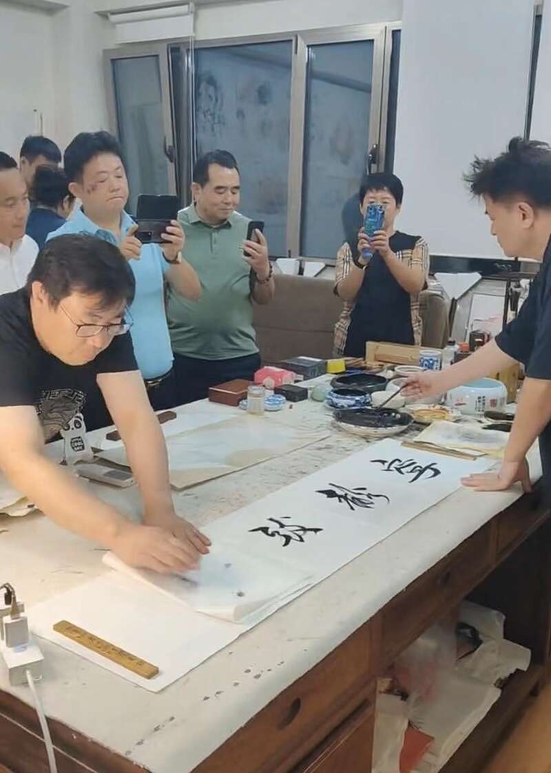 64岁毕福剑退圈后卖画赚钱，十人挤其家中排队付钱，近照苍老发福（组图） - 2