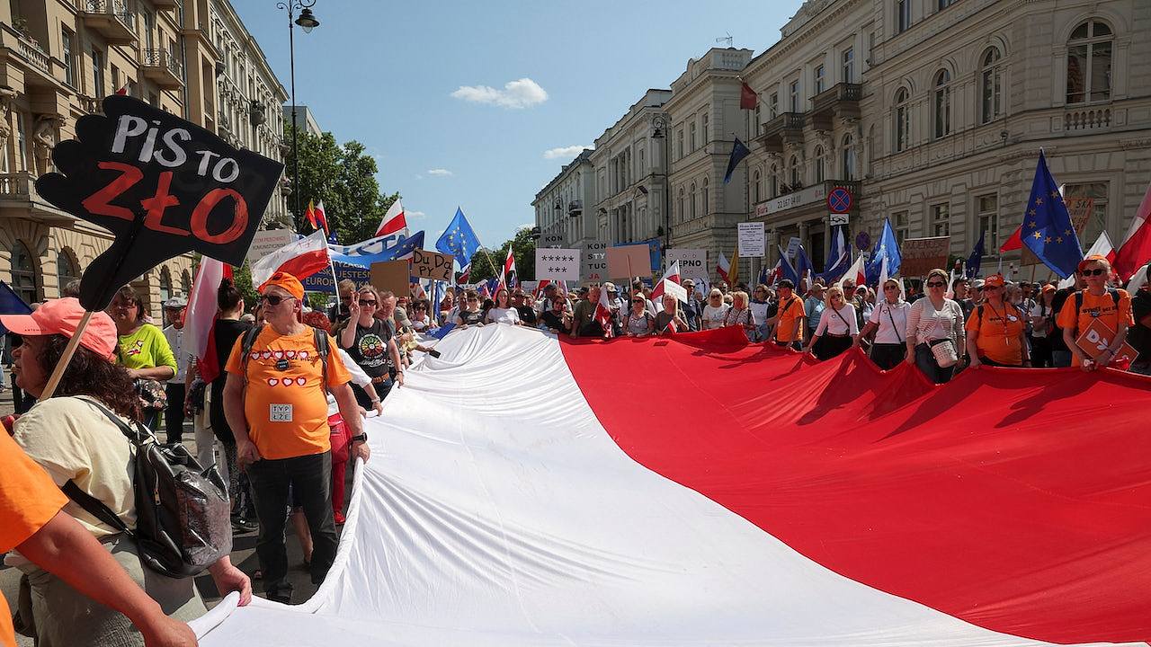 波兰华沙50万人参加反政府示威，30年来最大规模（图） - 1