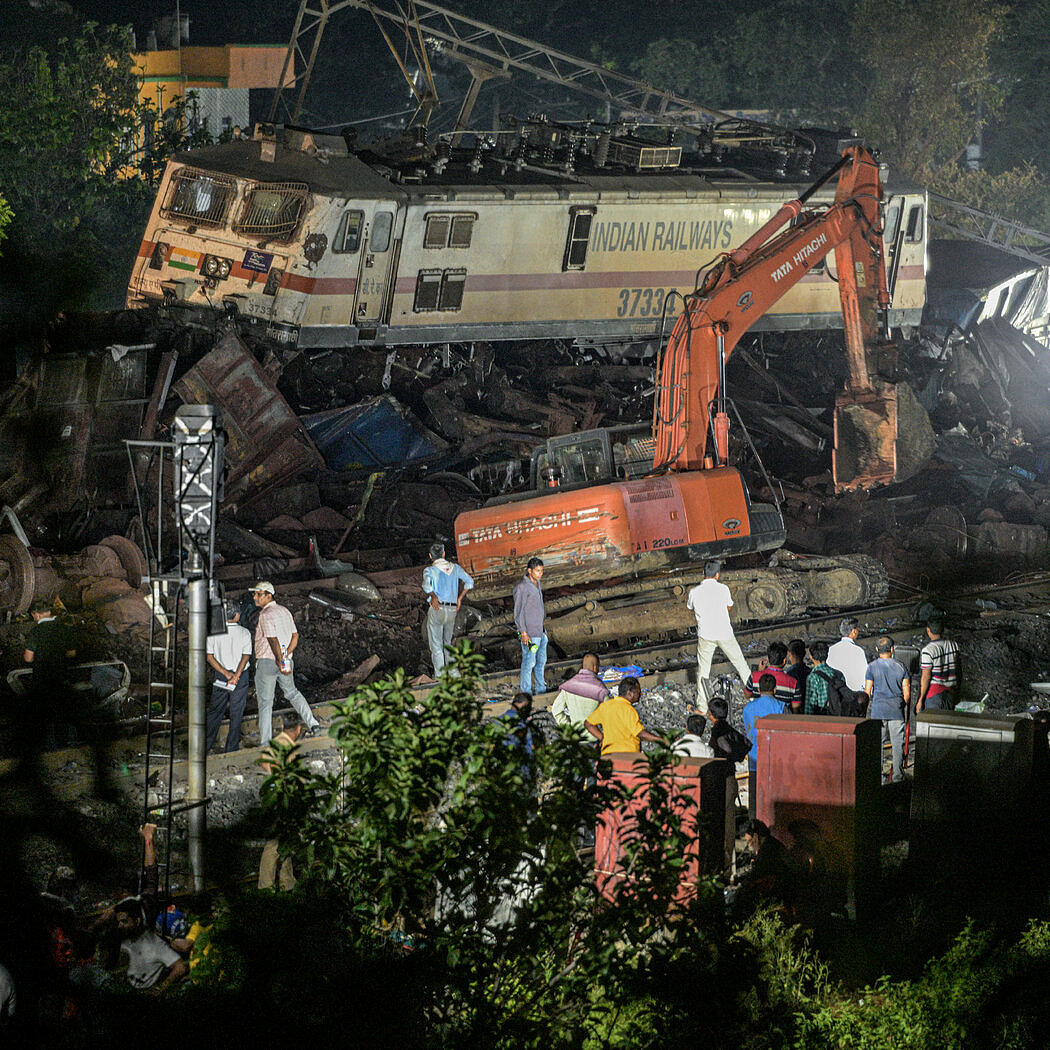 纽时：印度火车相撞事故造成至少275人死亡，1100人受伤（组图） - 2