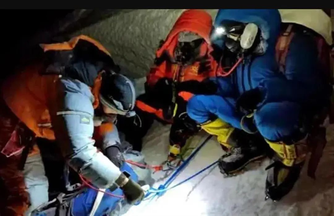 珠峰攀登者放弃40万登顶，花1万美元救起濒死女子，获救者只愿承担4000美元（组图） - 4