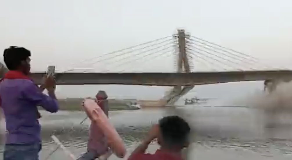 印度大桥两年内垮了2次“桥墩溶入恒河”，官员承认设计有缺陷（视频/组图） - 2