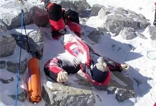 珠峰攀登者放弃40万登顶，花1万美元救起濒死女子，获救者只愿承担4000美元（组图） - 3
