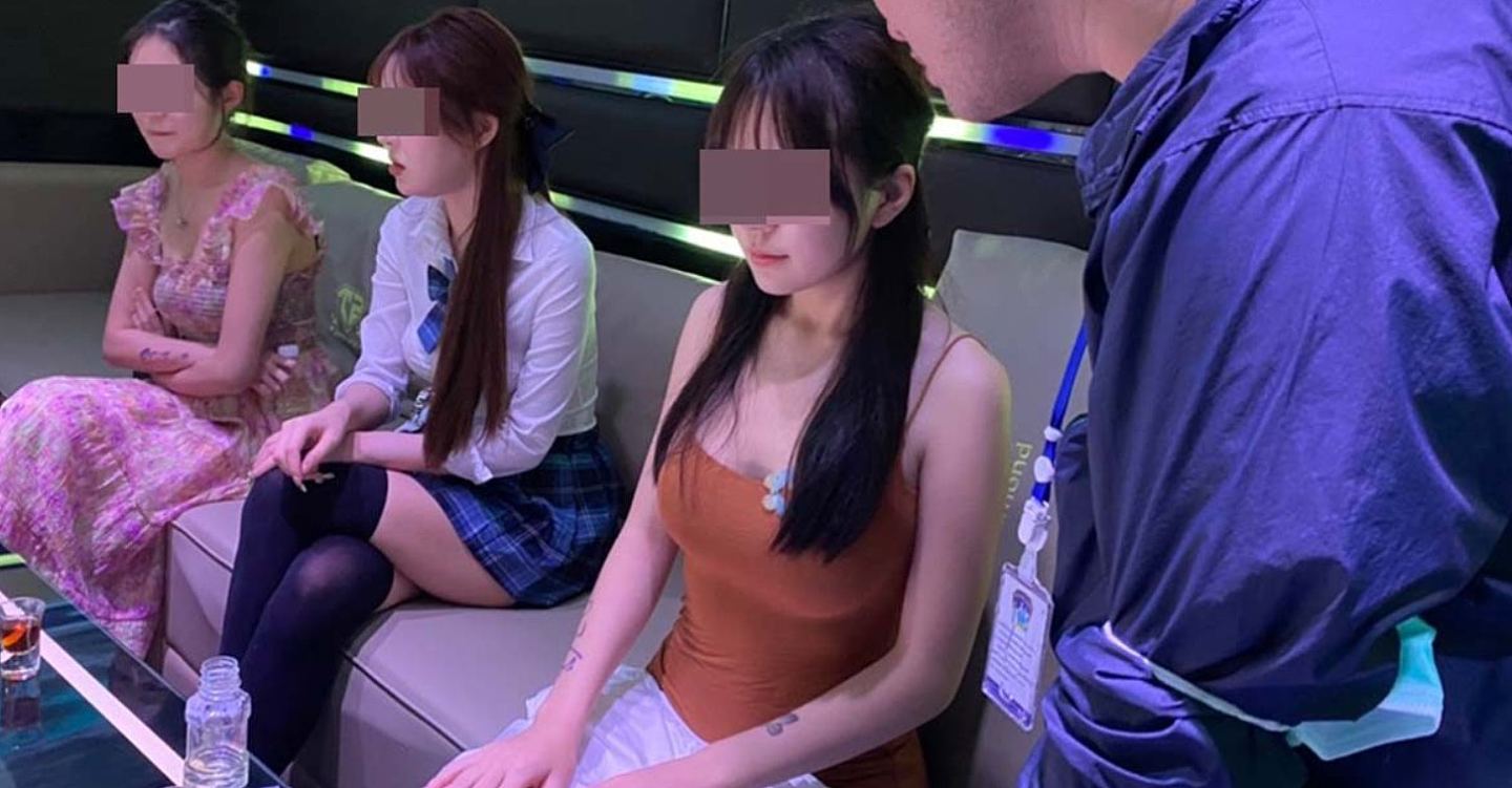 48名中国游客在曼谷高级KTV开毒品派对被捕，一间房每晚收费2.2万（组图） - 1