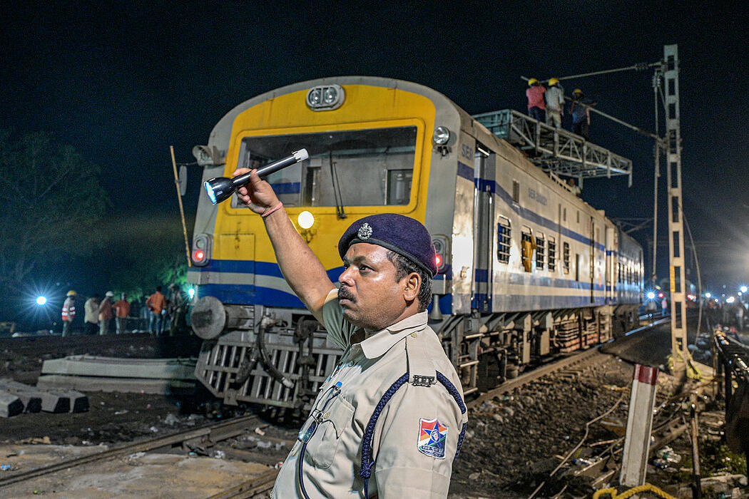纽时：印度火车相撞事故造成至少275人死亡，1100人受伤（组图） - 1