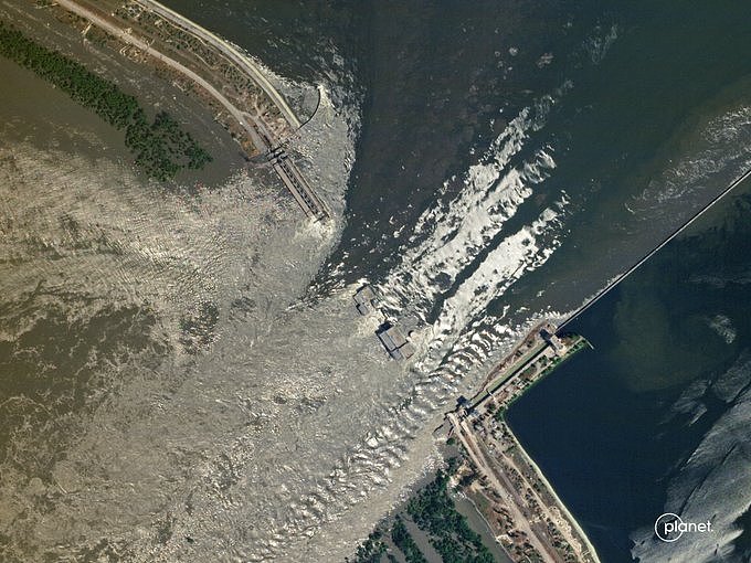 卫星照曝曝光！乌水坝炸毁前后对比惊人！大片房屋“淹到剩屋顶”（组图） - 8
