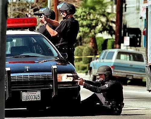 美国史上最强悍匪，2个人把三百警察逼得临时去枪店买枪（组图） - 28