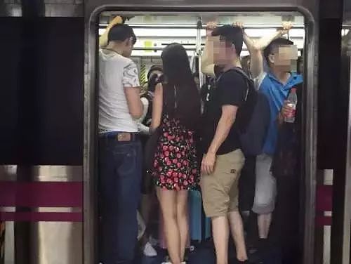 男大学生地铁强摸女乘客私处30分钟！现场照片曝光（组图） - 1