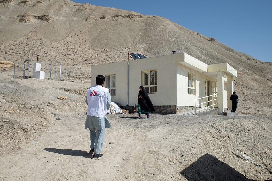 塔利班掌权近两年，阿富汗妇女求医难，无国界医生赠医施药（组图） - 4