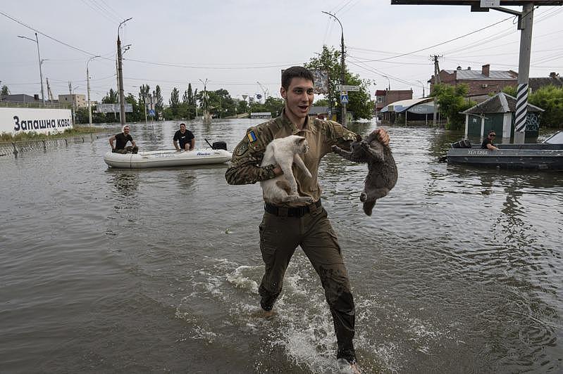 泽伦斯基：水坝受损致民众丧命，俄军还朝救灾人员开火（图） - 1