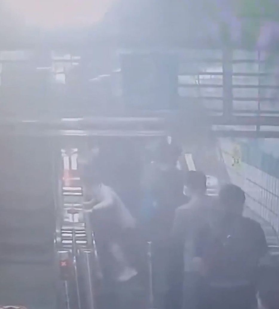 韩国地铁站扶手电梯突逆行爆惊吓意外！民众骨牌式倒下14伤（视频/组图） - 5