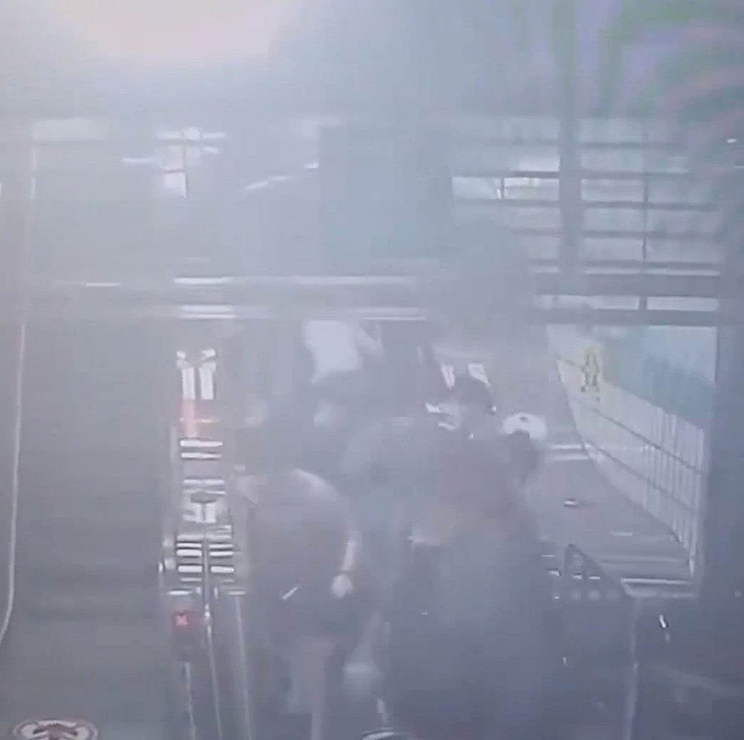 韩国地铁站扶手电梯突逆行爆惊吓意外！民众骨牌式倒下14伤（视频/组图） - 4