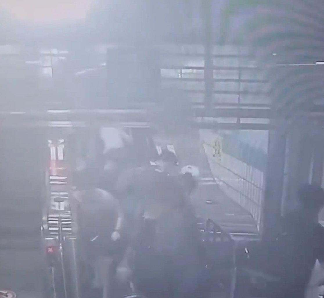韩国地铁站扶手电梯突逆行爆惊吓意外！民众骨牌式倒下14伤（视频/组图） - 3