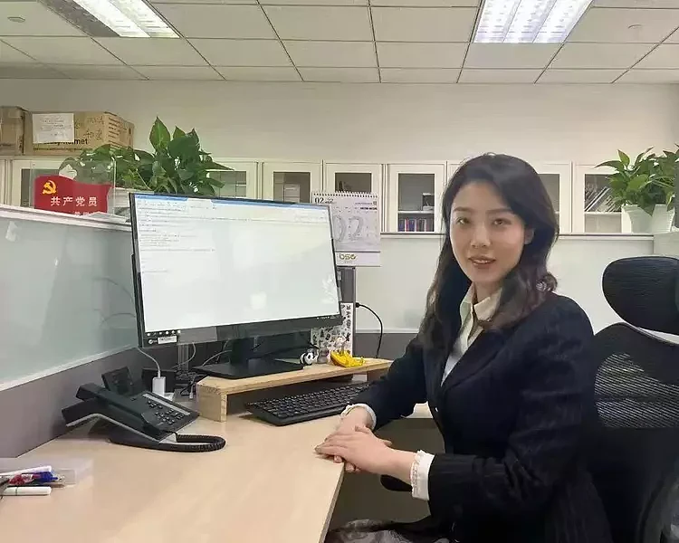 被高管胡总牵手的董小姐，为中国石油大学校庆献上“大礼”（视频/组图） - 5