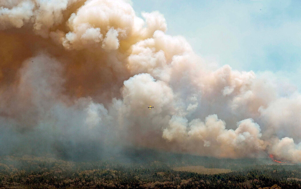 纽时：加拿大野火烟霾蔓延，美东多地天色昏黄宛如“末日”（组图） - 1