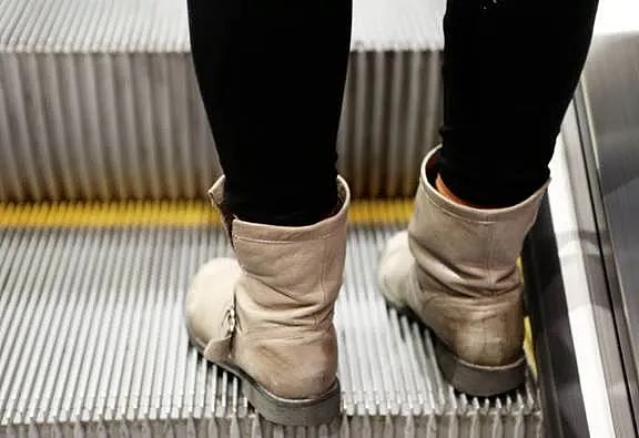 震惊全网！韩国地铁惊现人叠人惊悚现场，如“人肉骨牌“狠狠摔落 （组图） - 18
