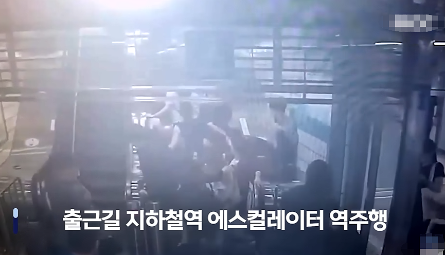 震惊全网！韩国地铁惊现人叠人惊悚现场，如“人肉骨牌“狠狠摔落 （组图） - 7