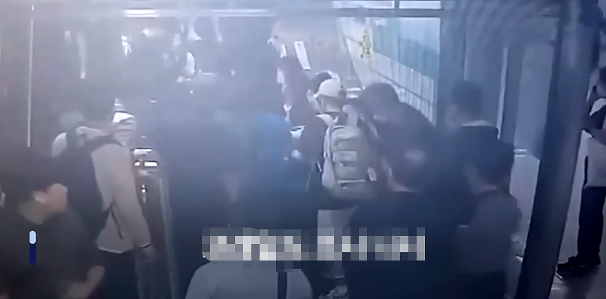 震惊全网！韩国地铁惊现人叠人惊悚现场，如“人肉骨牌“狠狠摔落 （组图） - 2