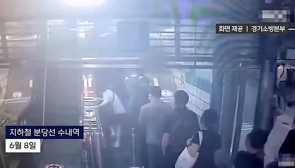震惊全网！韩国地铁惊现人叠人惊悚现场，如“人肉骨牌“狠狠摔落 （组图） - 6