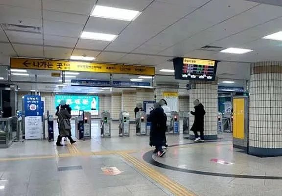 震惊全网！韩国地铁惊现人叠人惊悚现场，如“人肉骨牌“狠狠摔落 （组图） - 21