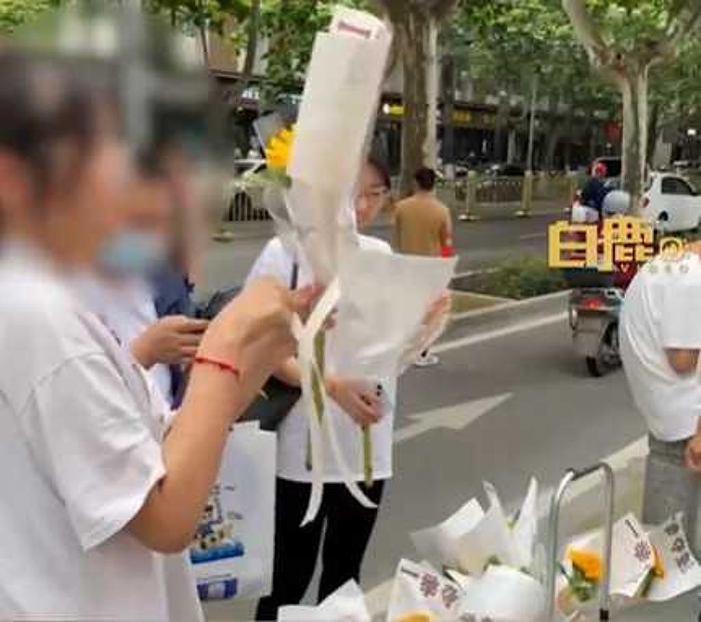 中国高考登场，师范大学生卖花“2价格藏玄机”！网友：真牛（组图） - 2