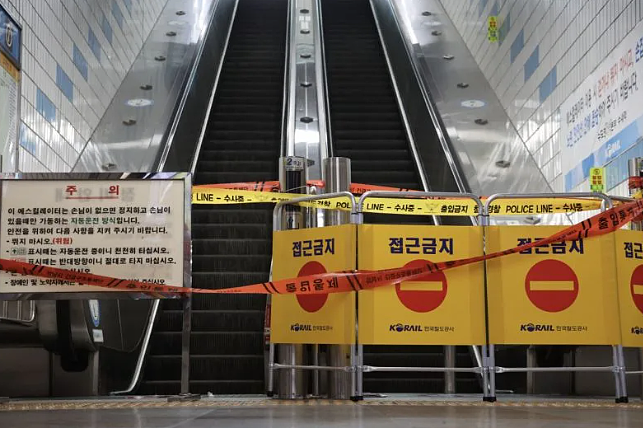 震惊全网！韩国地铁惊现人叠人惊悚现场，如“人肉骨牌“狠狠摔落 （组图） - 15