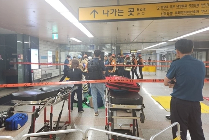 震惊全网！韩国地铁惊现人叠人惊悚现场，如“人肉骨牌“狠狠摔落 （组图） - 11