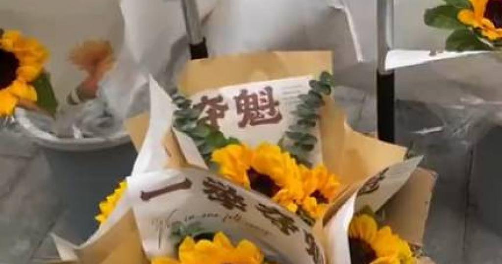 中国高考登场，师范大学生卖花“2价格藏玄机”！网友：真牛（组图） - 1