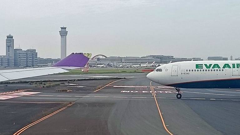 长荣航空在羽田机场发生擦撞！泰航机翼受伤画面曝光（视频/组图） - 1