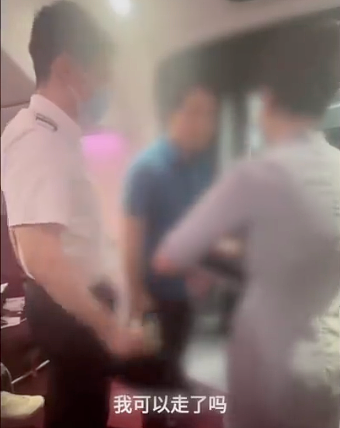 飞往上海航班上，多人大喊“滚下去”！一男乘客被机长拒载，原因曝光网友吵翻（视频/组图） - 2