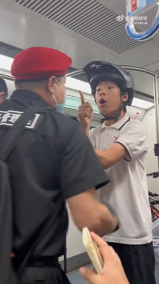 北京地铁内与乘务员对骂！中学生叫嚣“你有爹妈吗”，连骂20次“X你妈”（视频/组图） - 2