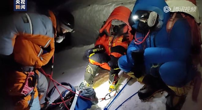 放弃登顶珠峰救人被质疑，救援者：就怕“扶不扶”，所以用无人机拍下了证据！（组图） - 8