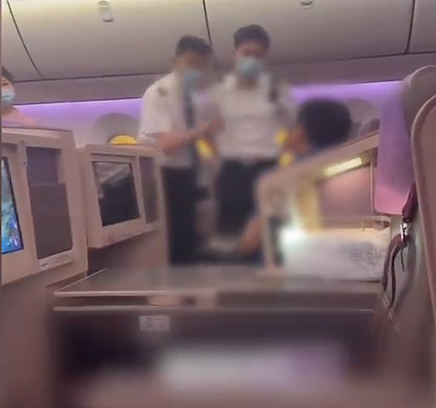 飞往上海航班上，多人大喊“滚下去”！一男乘客被机长拒载，原因曝光网友吵翻（视频/组图） - 1