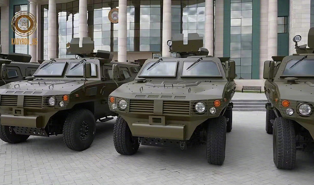 俄车臣领导人炫耀新接收中国制轮式装甲车，准备投入乌克兰战斗（组图） - 1