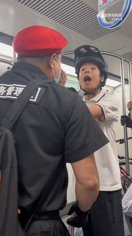 北京地铁内与乘务员对骂！中学生叫嚣“你有爹妈吗”，连骂20次“X你妈”（视频/组图） - 4