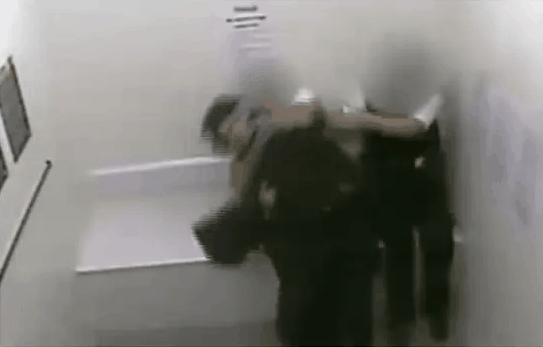 嫌犯反铐拘留室内“竟能杀警”！手枪藏在这！被捕时躲过搜查突行凶（视频/组图） - 2
