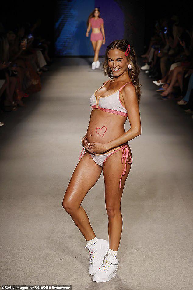 美国模特捧8个月孕肚走秀，曾因T台哺乳惹争议，长大的奶娃再登台（组图） - 4