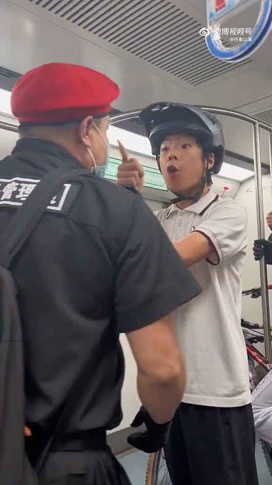 北京地铁内与乘务员对骂！中学生叫嚣“你有爹妈吗”，连骂20次“X你妈”（视频/组图） - 3