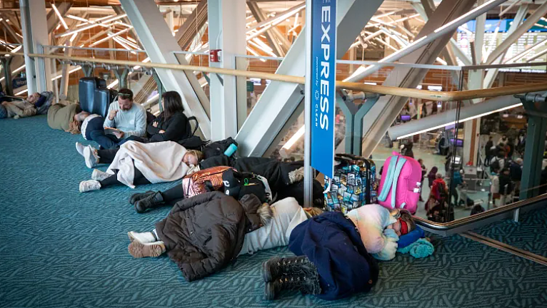 波音777突发状况，加拿大回国航班延误22小时！ 297人睡机场，华人行李被破坏（组图） - 5