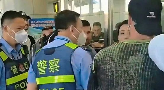 梅西访华带错护照受困北京机场逾两小时，被公安拦截尴尬画面曝光（组图） - 4