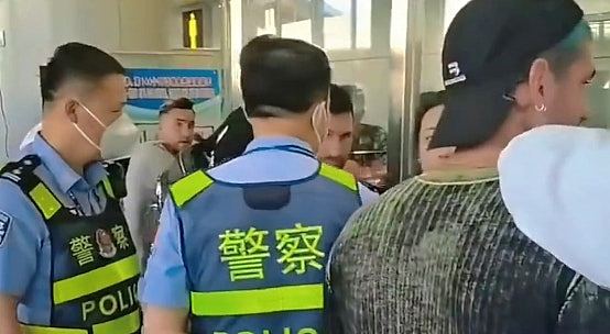 梅西访华带错护照受困北京机场逾两小时，被公安拦截尴尬画面曝光（组图） - 3